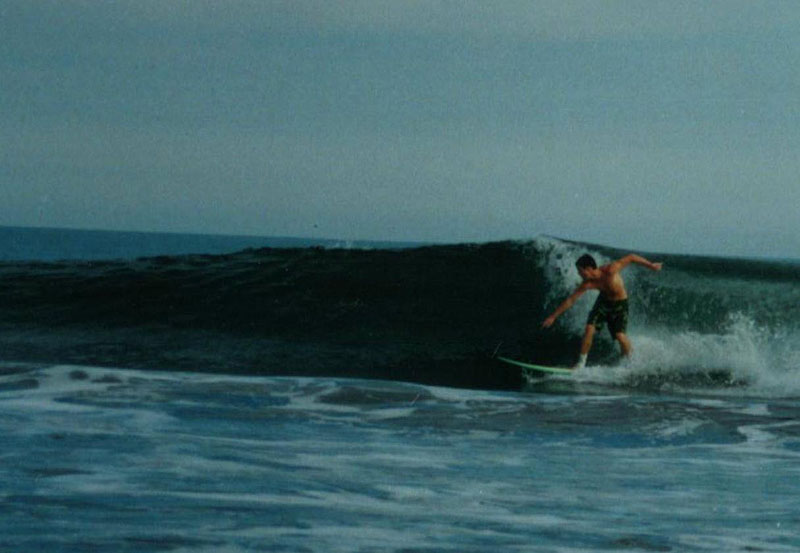 Steve on a right wave - Photo by Jose Cruz Velarde - Maya Expeditions