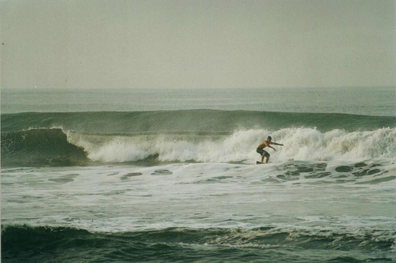 Outside of a right wave - Photo by Jose Cruz Velarde - Maya Expeditions