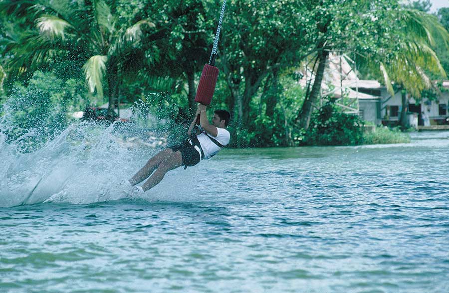 Rio Dulce Wet Dip - Bungee - Maya Expeditions