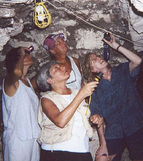 Viewing first part of mural 2002,  foto Bruce de la Hoz