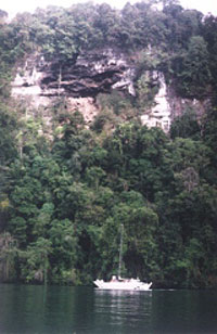 Sailing on Las Sirenas by Rio Dulce Cliffs - photo by Aventuras Vacacionales, S.A.